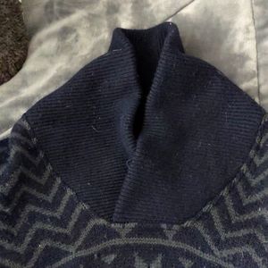 Vineyard Vines navy and green high collar fair isle sweater. Size large. Relaxed
